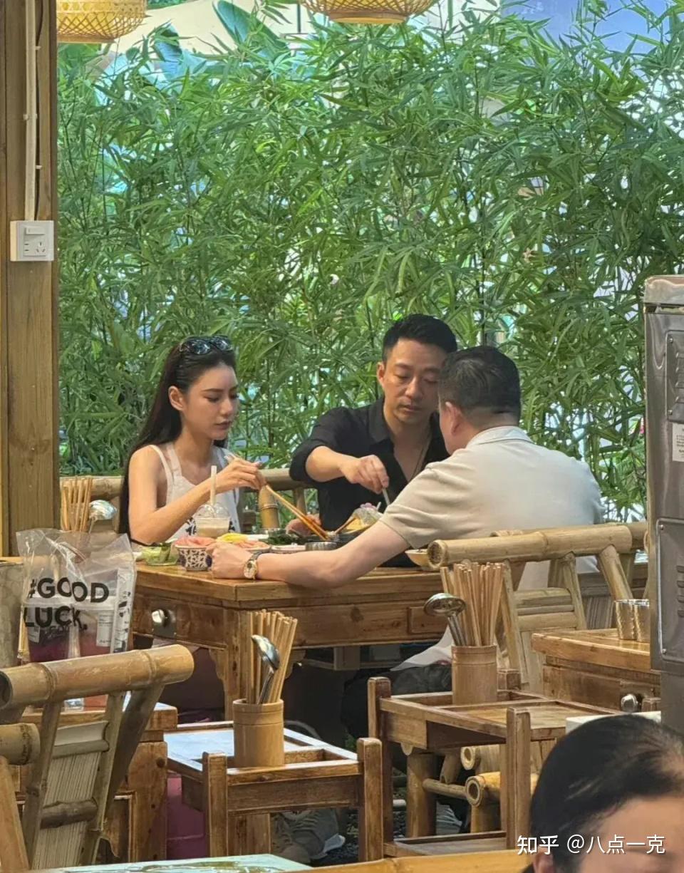 对大s彻底免疫!汪小菲带女友逛街被偶遇,小梅行头豪华超百万