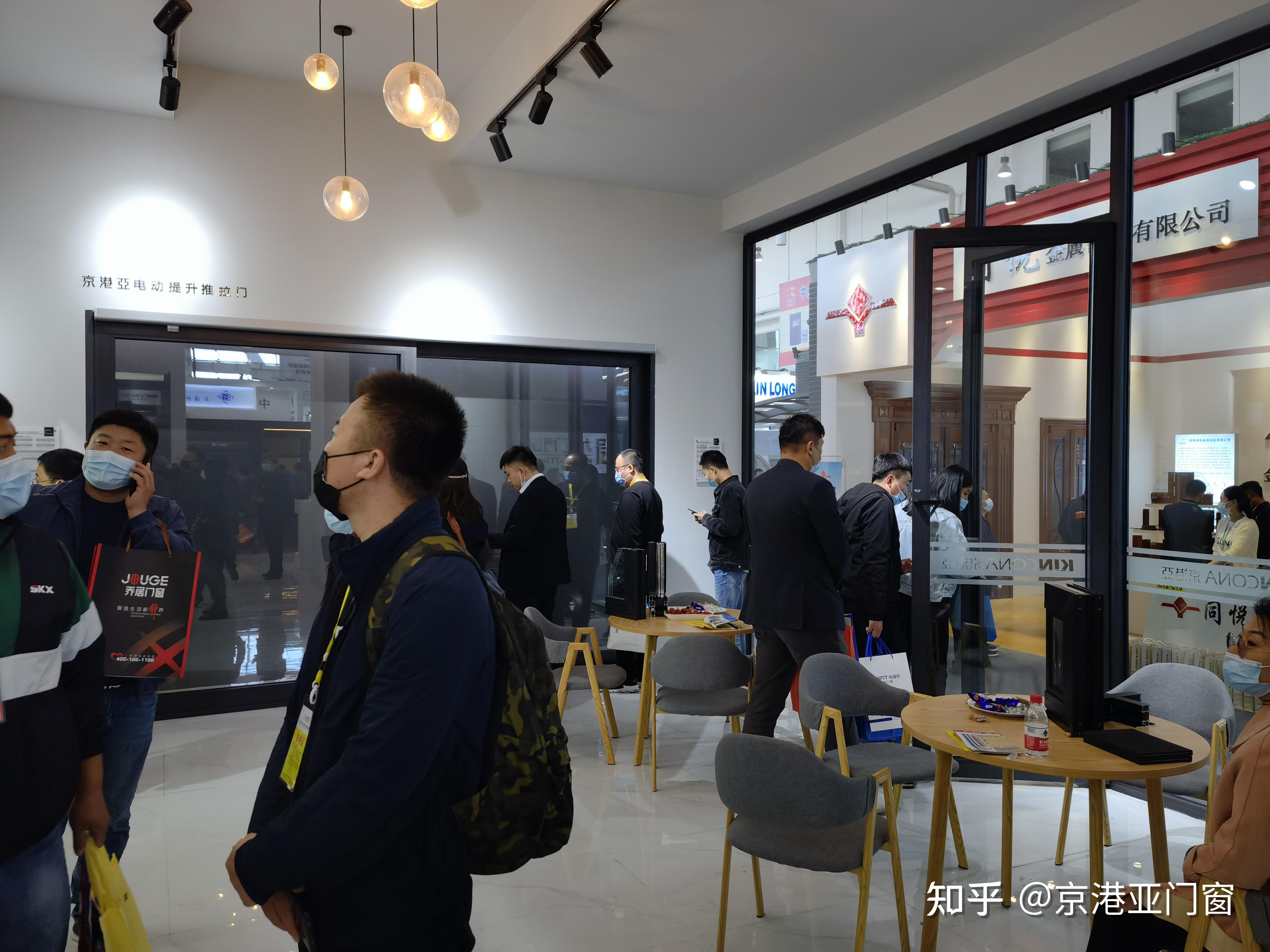 展会期间,京港亚门窗展厅聚集了络绎不绝的参观者,大家对京港亚全新