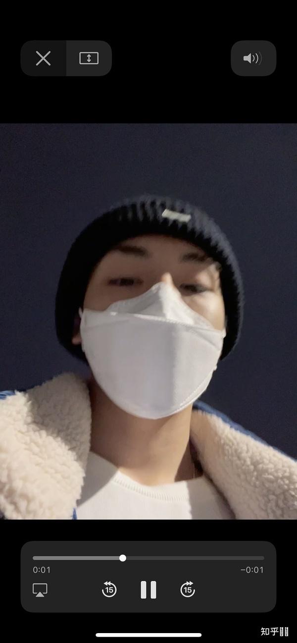 怎样看待董思成吸烟和女生出去玩还在泡泡里告诉粉丝在忙