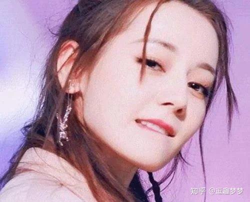 同是女明星咬嘴唇本以为迪丽热巴赵丽颖够美了看到她厉害了