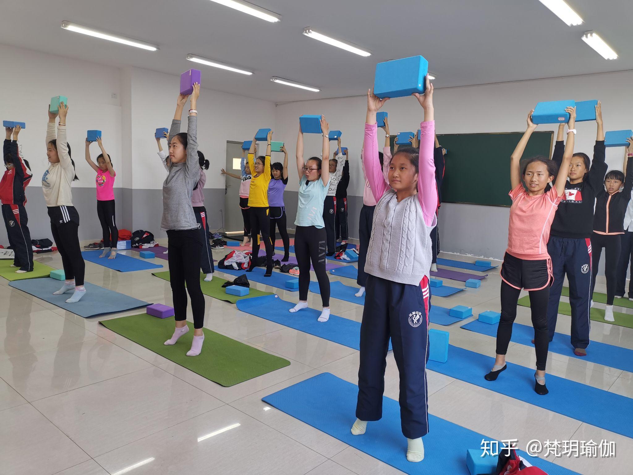 高新区达城中学昆明市瑜伽协会瑜伽进校园青少年瑜伽选修课