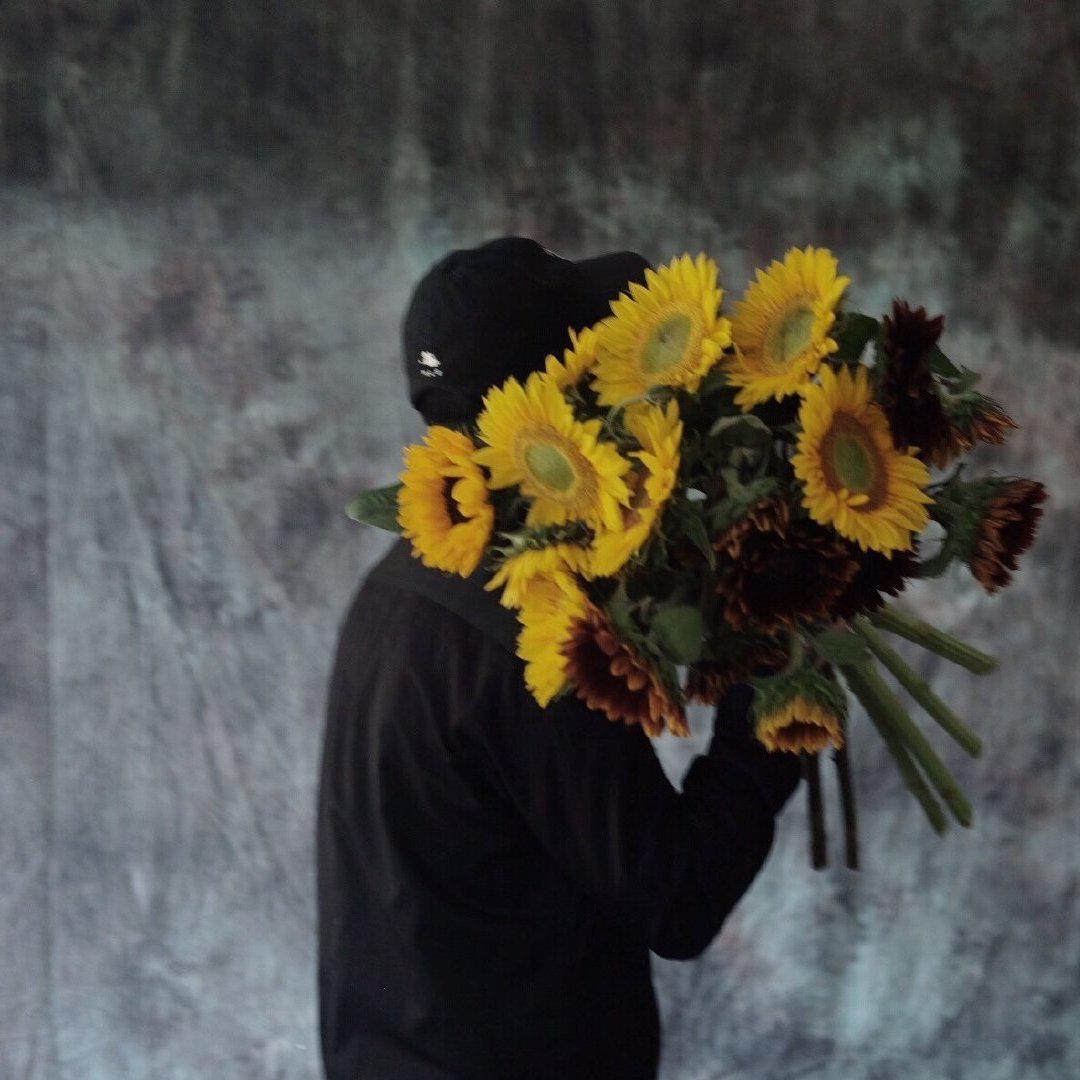 有一张图是一个男生拿着手捧花只有手臂和花在照片里有人知道吗