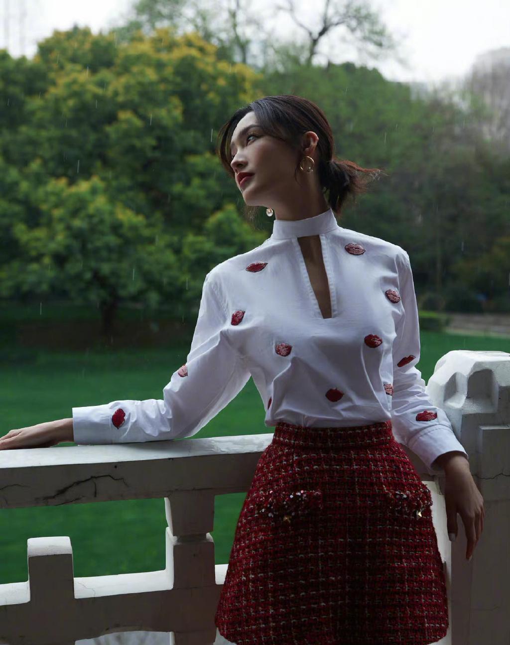 李沁一袭红裙白衫的春日穿搭 浪漫优雅 尽显甜美气质范 知乎