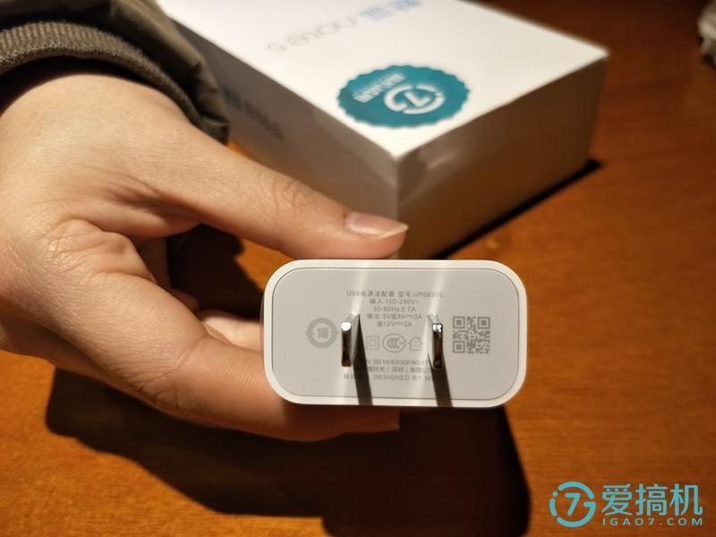 取下卡针的包装下面放置着魅蓝 note5的充电器和数据线,是白色.