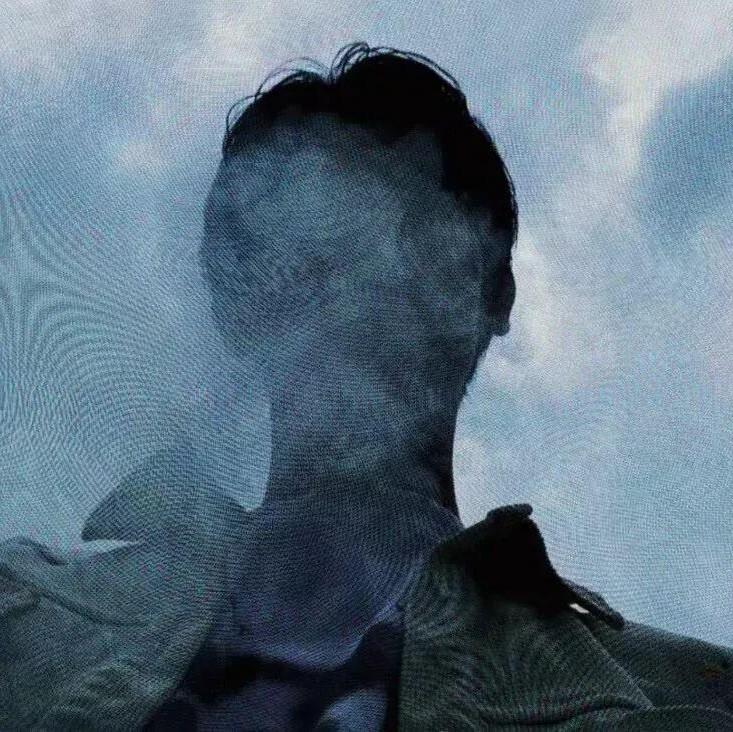 直播的时候最怕啥?不是没人看,是妈突然推门喊你吃饭