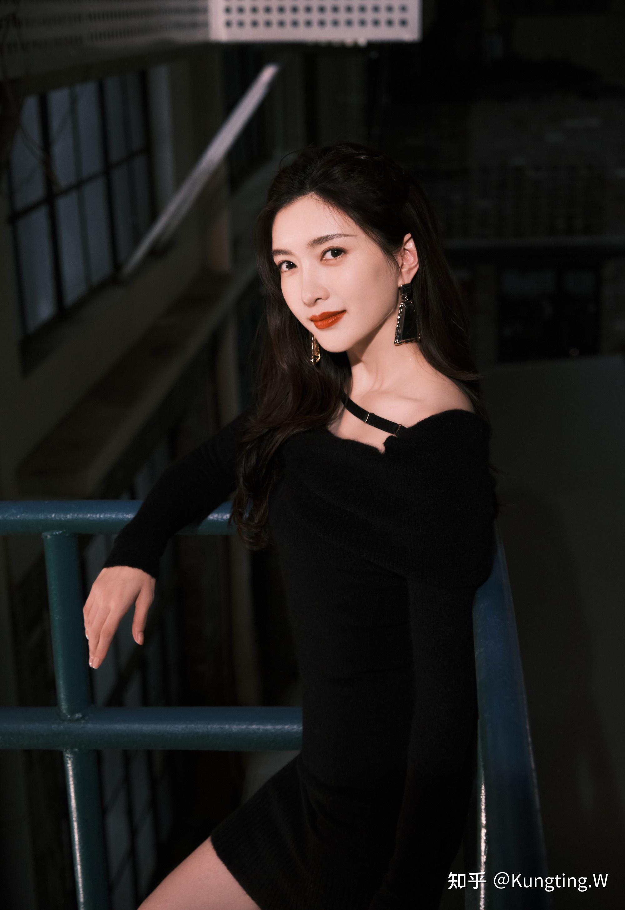 江疏影着紧身短裙秀锁骨 - 知乎