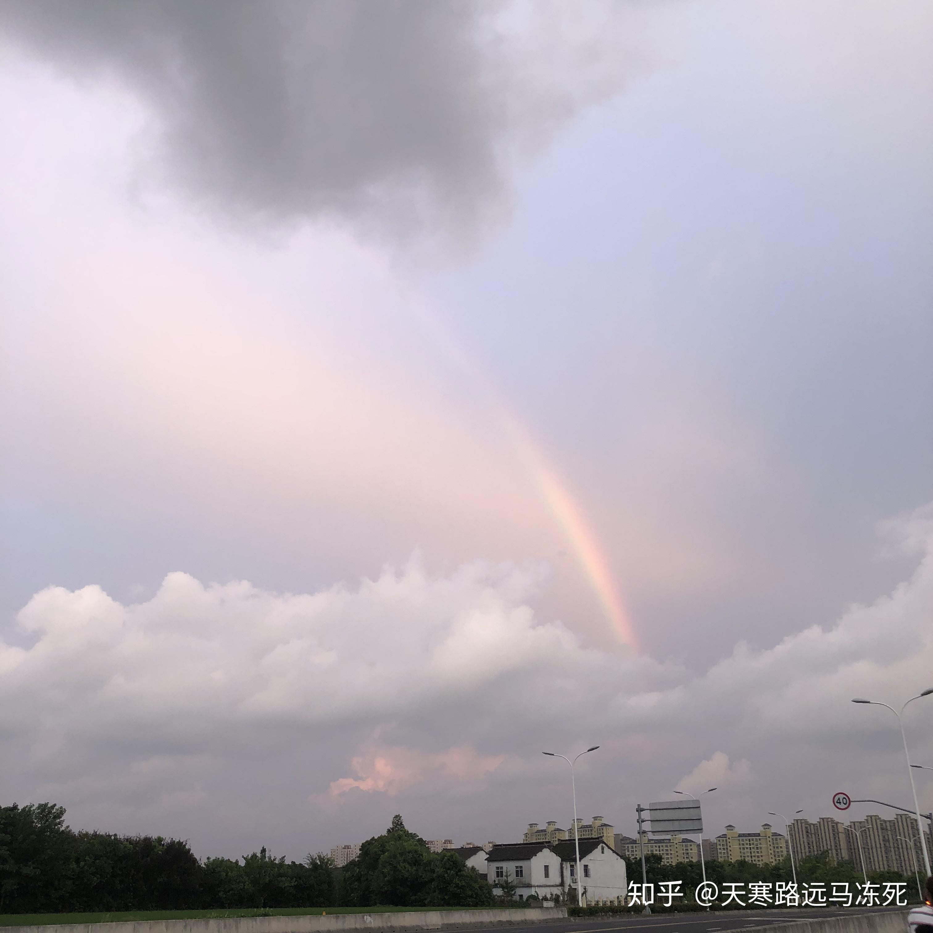 雨過天晴之後彩虹最頂部的顏色是什麼