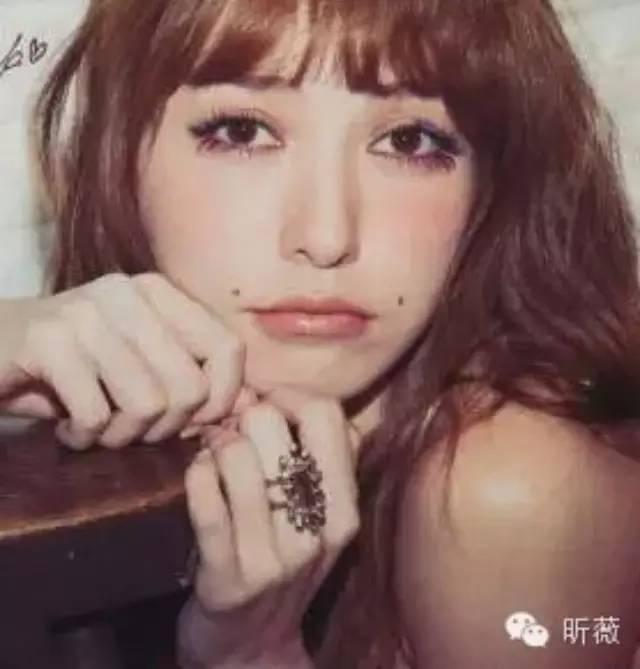 美妆厚嘴唇已经out啦试试当下流行的鸭唇妆