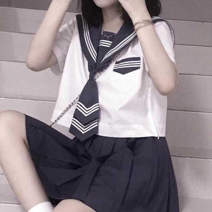 你能发一下你最喜欢的jk制服头像或者女生头像就是用手机遮挡住脸的