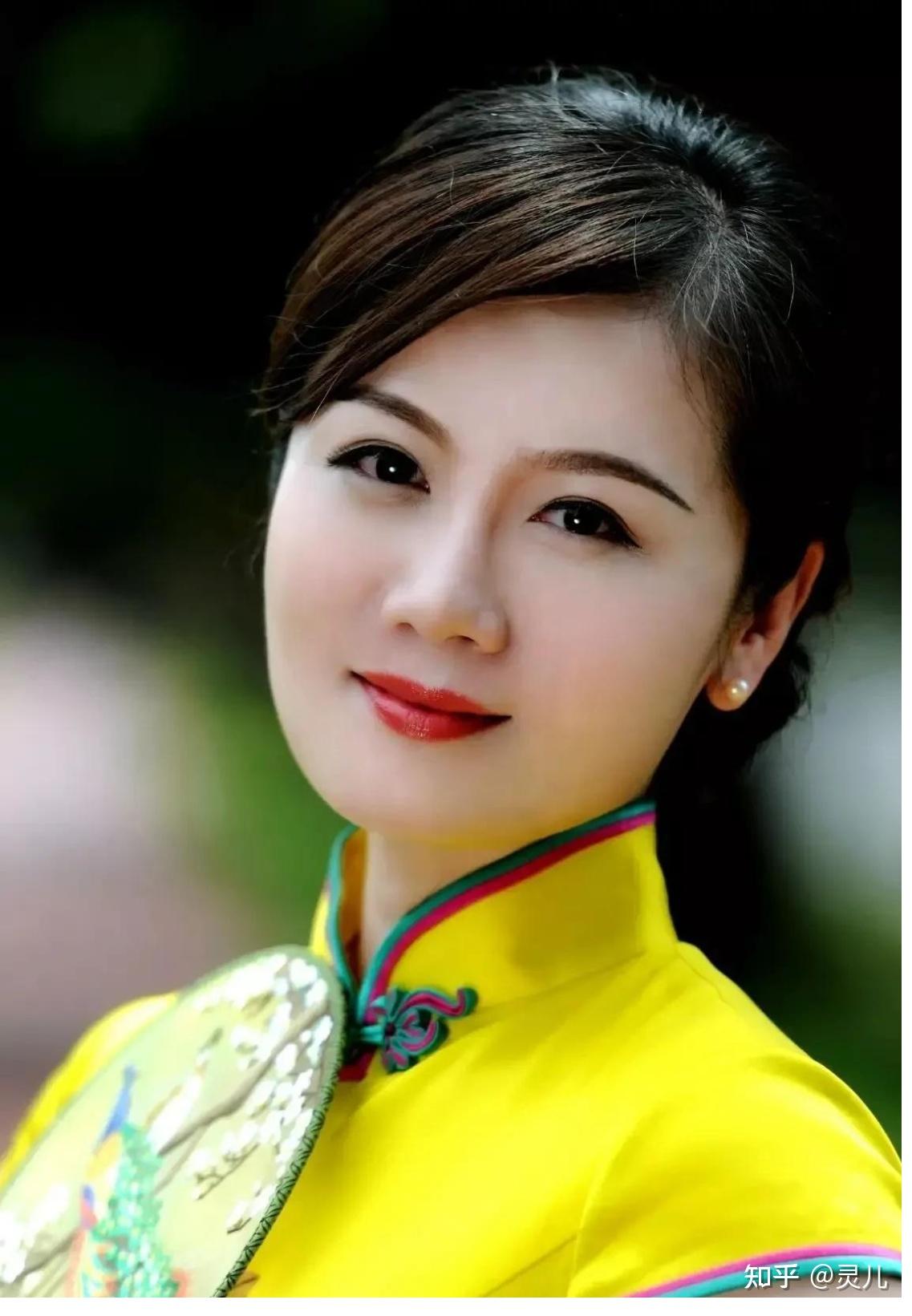 越南美女穿上奥黛的时候，曼妙的曲线很美，温柔的气质很迷人_柔情
