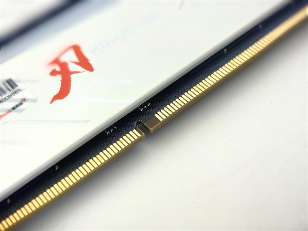 通过上机使用来看,这款内存条发光匀称,过度自然,灯光柔和不刺眼,没有