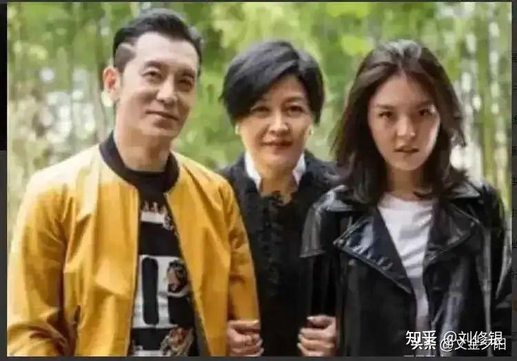 2017年,李咏icon去世,留下了2亿的遗产,爸妈一分不得,老婆哈文icon也一分不得,最终哈文将他葬在了异国他乡,爸妈想去参加儿子的葬礼 ...