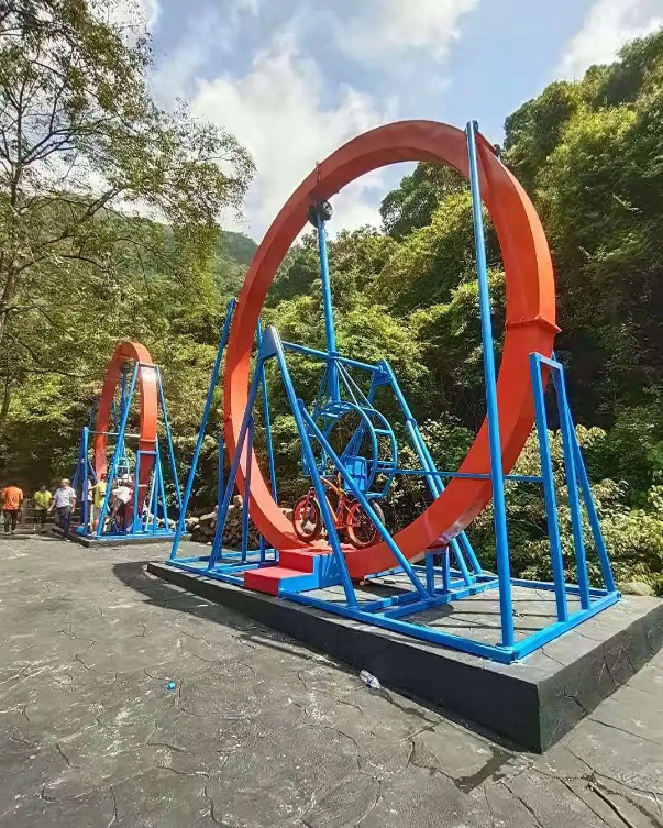 网红360度旋转自行车你敢去挑战吗
