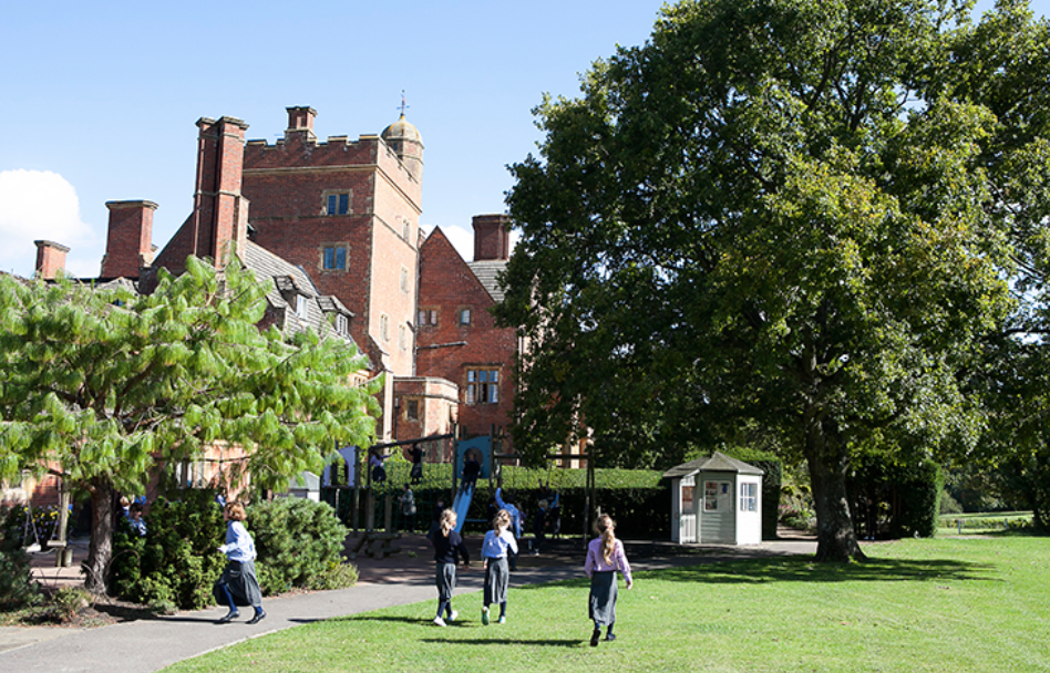 学校现有大约400名学生,男女比例大致相当.