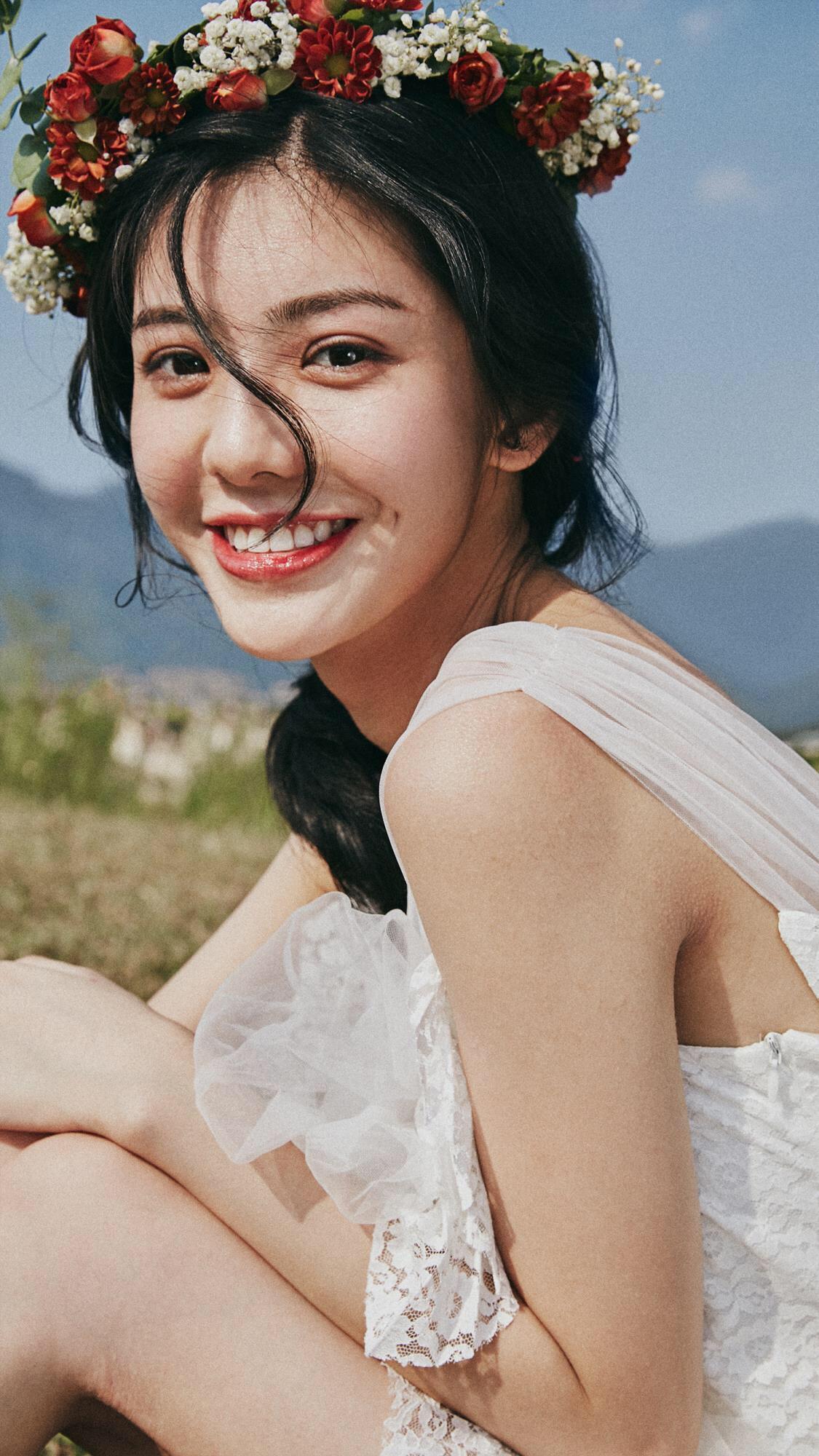 有那种背景是天空主题是个女生的正脸的壁纸吗