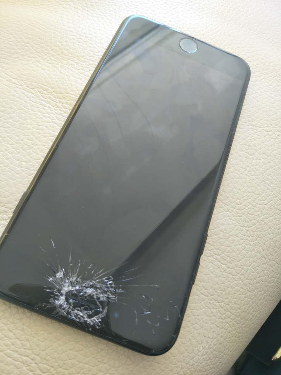 iphone7plus 屏幕碎了修在多少钱左右 值得修吗 有图?