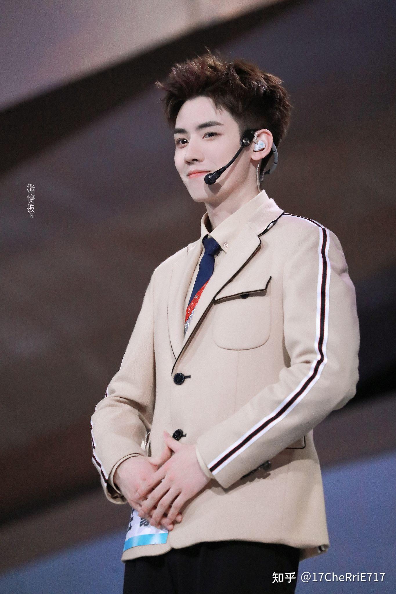 有没有什么r1se的神仙图片 可以做背景的那种?