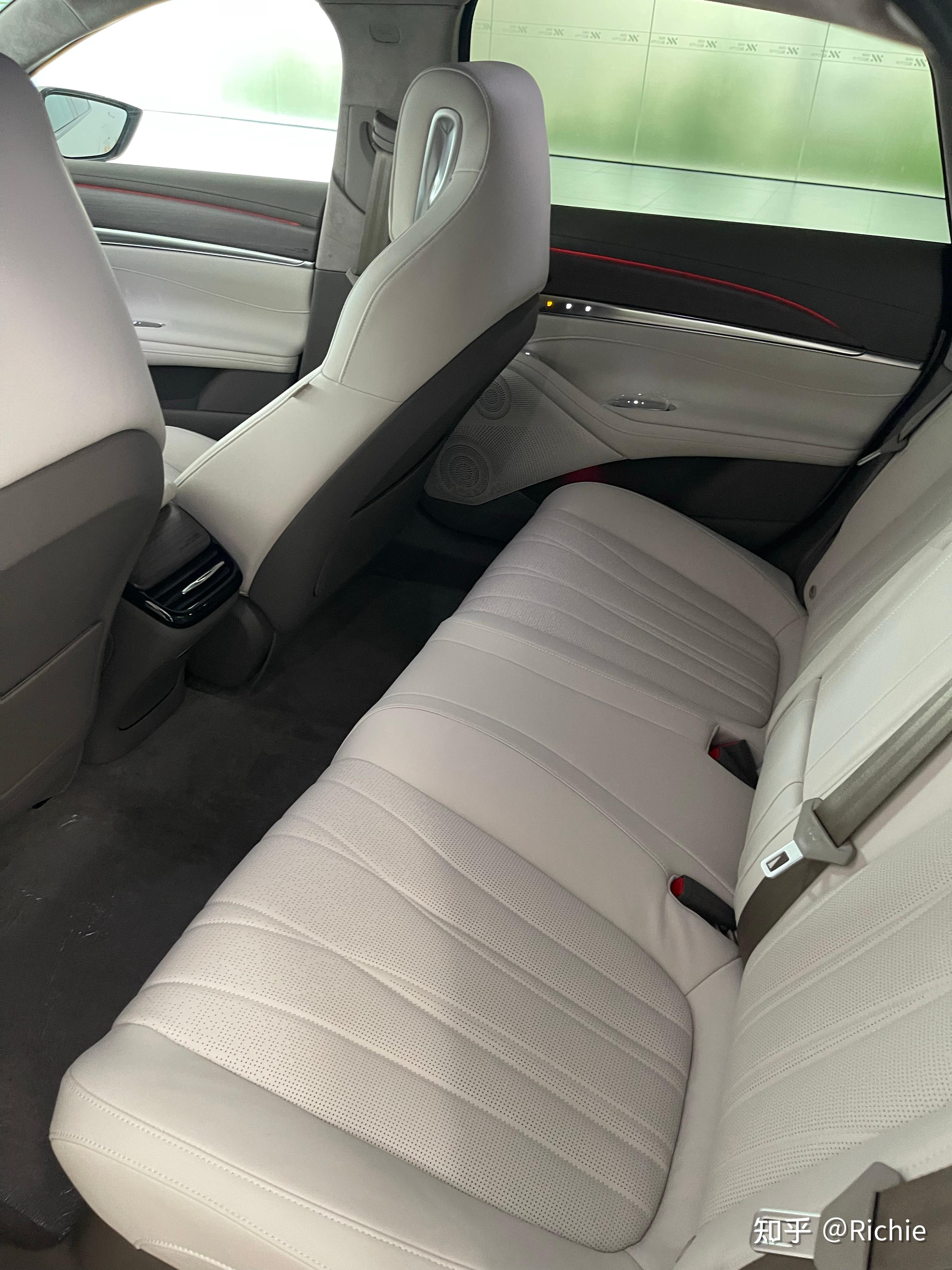 空间,座椅;说实话,对我和我媳妇儿来说头部,腿部都够;唯一就是后排