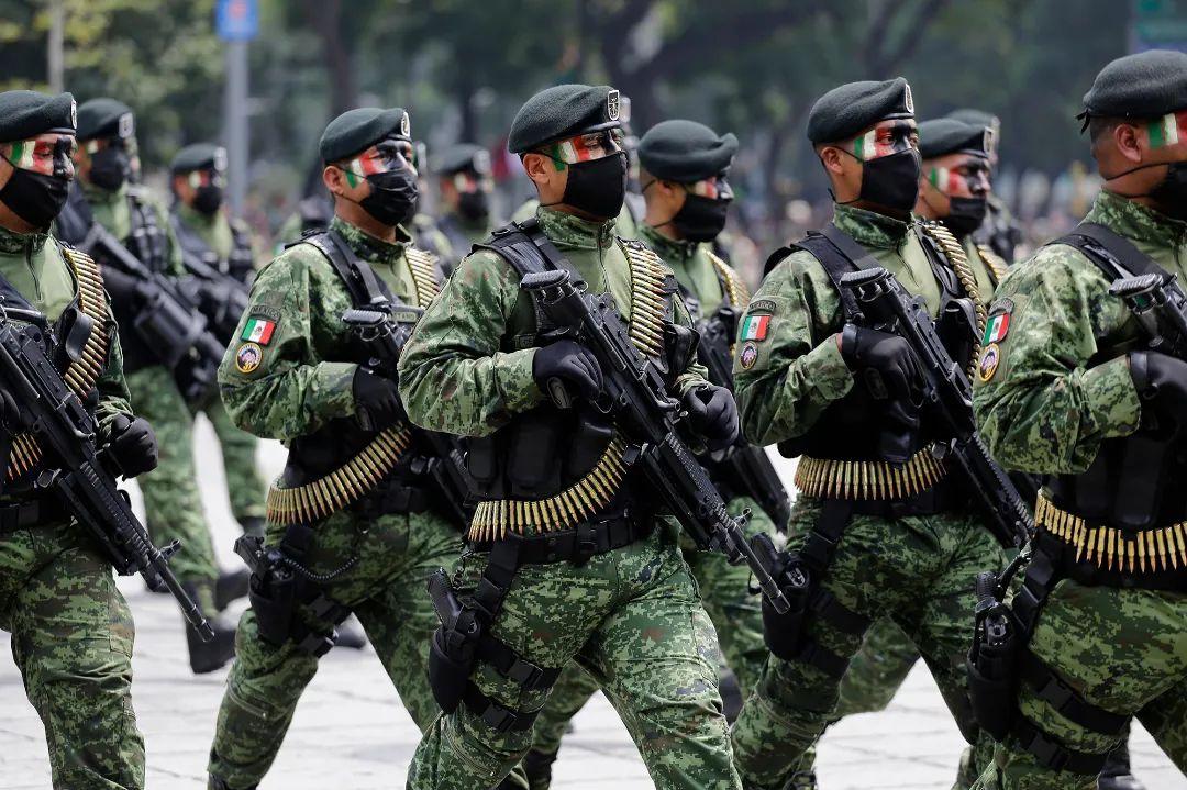 葡萄牙士兵们严阵以待,整齐排列,英气勃勃的阅兵式是国庆日的官方活动