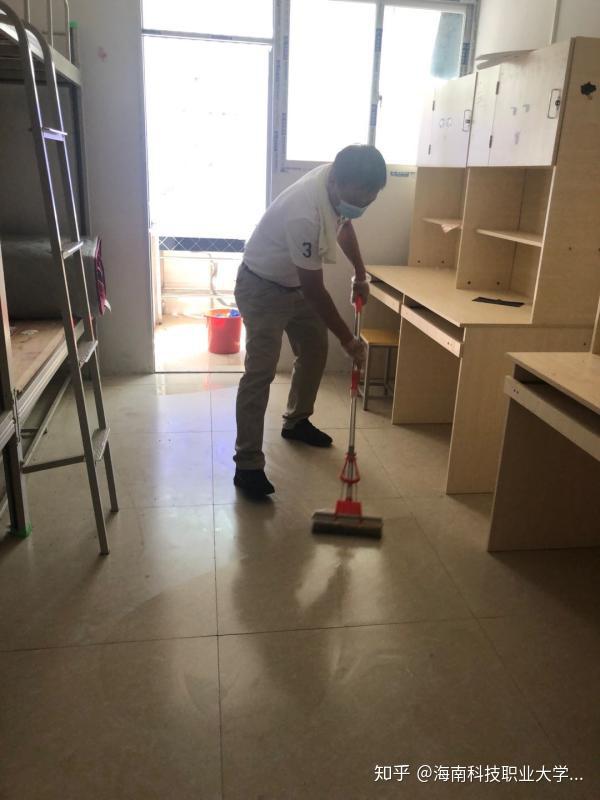 我校200多名教职工打扫宿舍卫生迎同学返校