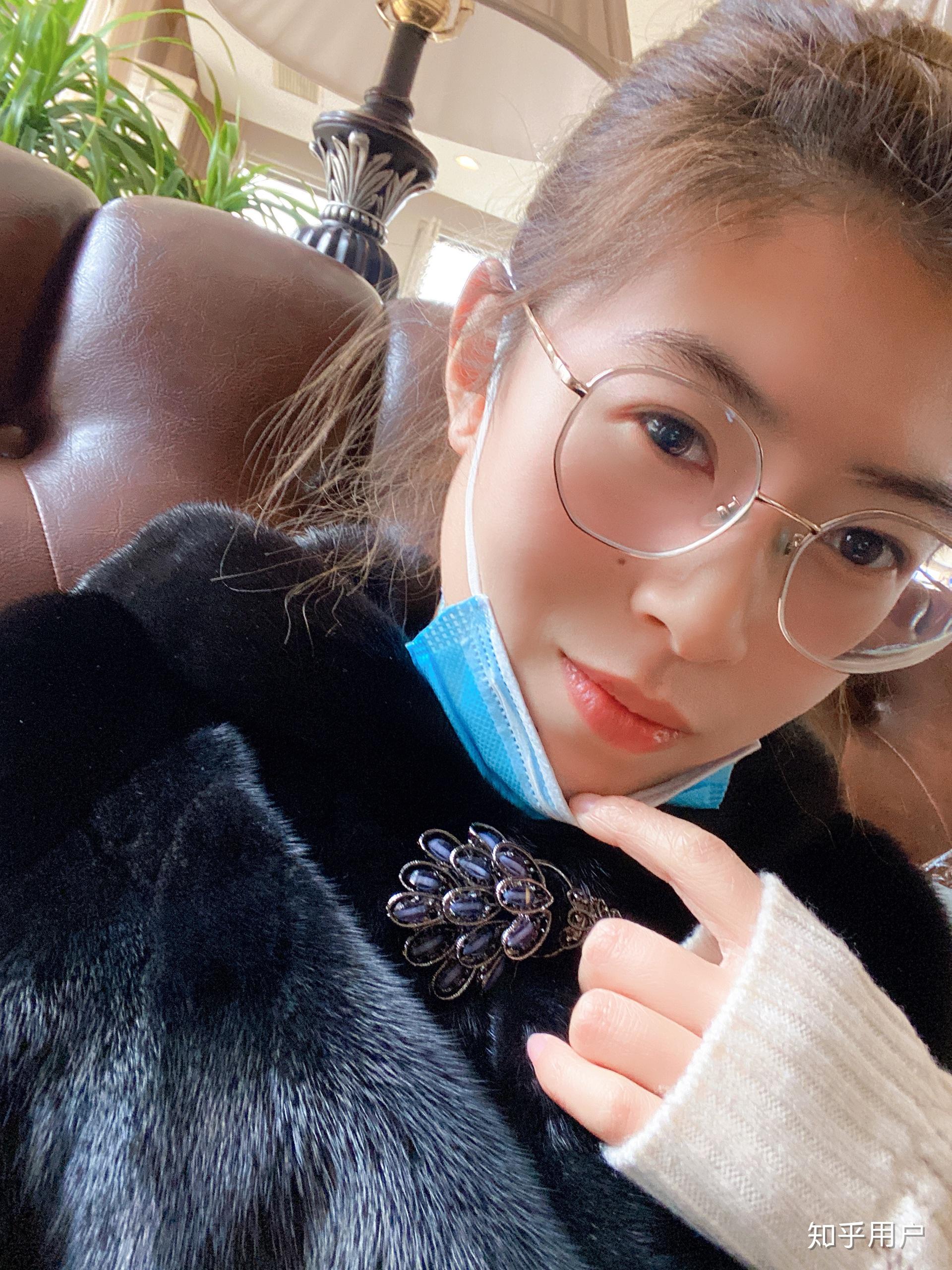 戴眼镜的女生适合哪种短发发型