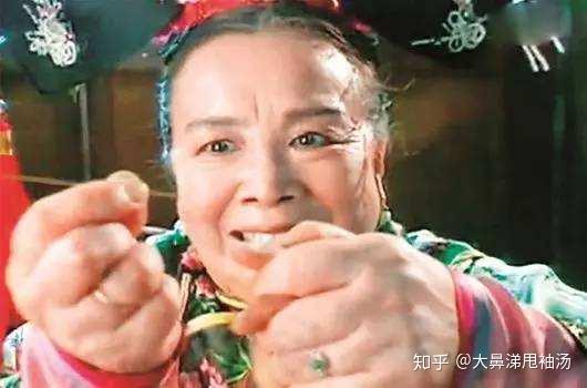 没错,当仁不让的第一名就是容嬷嬷的眼神杀.