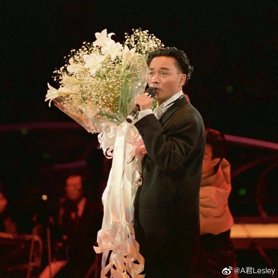 你有没有张国荣抱着一束鲜花的照片