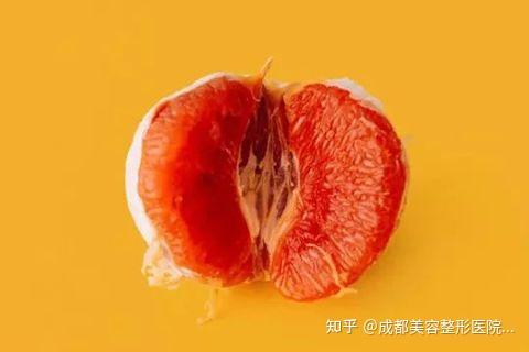女生大腿内侧为什么会发黑,一直延伸到私处,使用护肤美白产品管用吗?