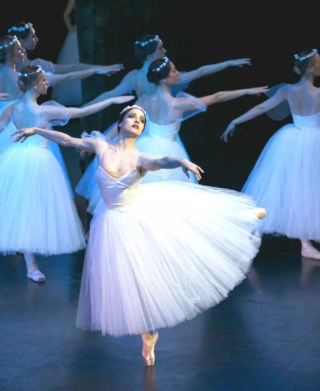 芭蕾舞剧《吉赛尔》剧照相较于强调动作精准严谨的古典派芭蕾,浪漫派