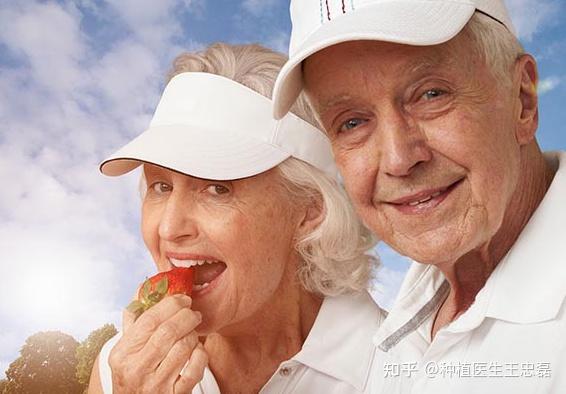 尤其是佩戴活动假牙的老人更要注意!
