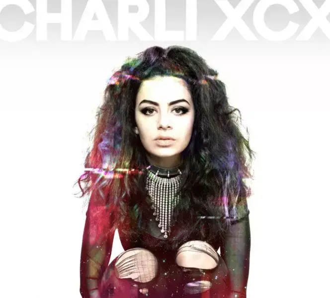 尚 自 媒 体×艺名 charli xcxcharli xcx,原名夏洛特·艾玛·艾奇逊