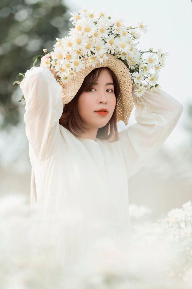 所以拍摄人像三分线,中央重点构图等都是其次,应需选择即可,但是一定