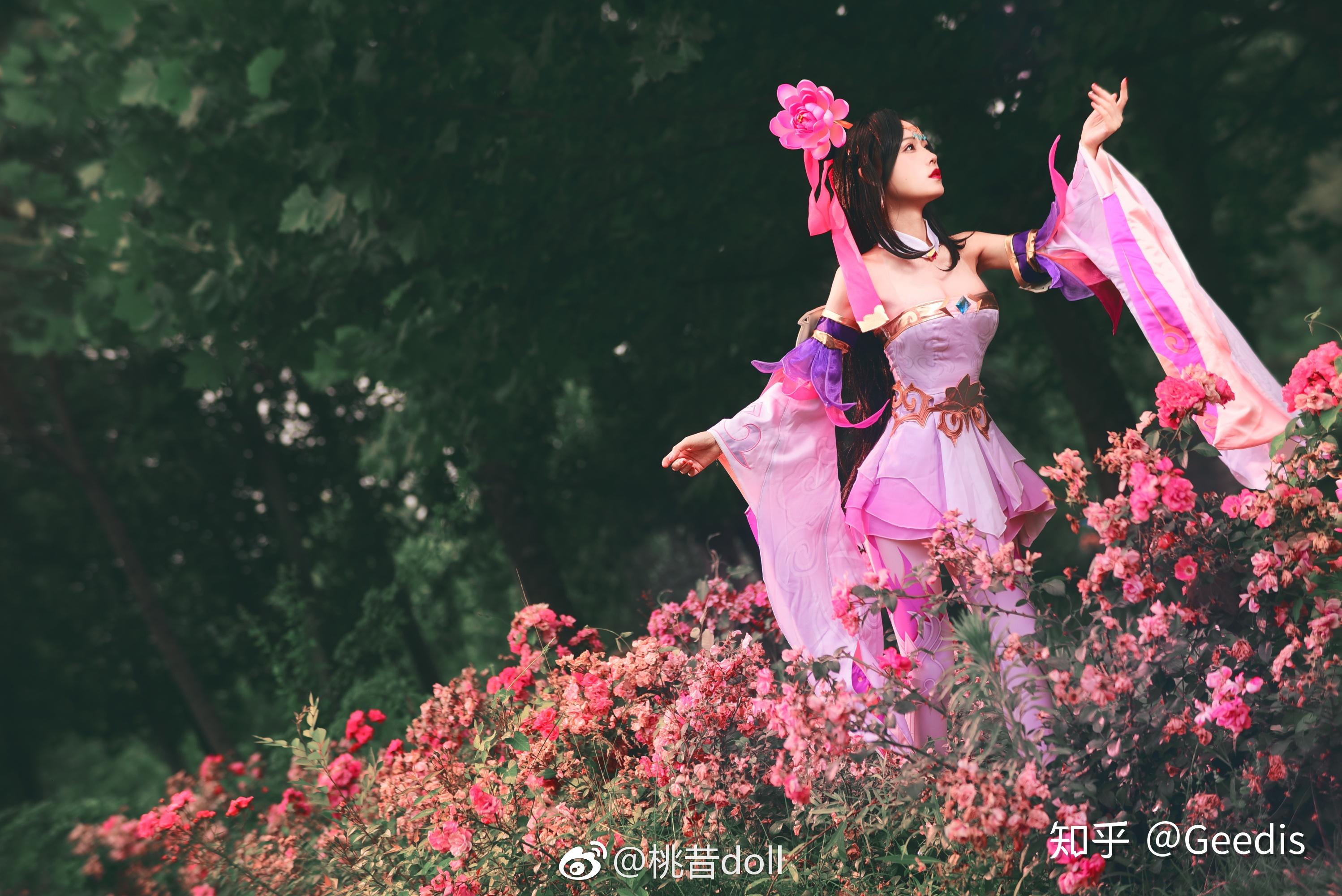 桃昔doll的第一组作品是cos貂蝉,在暗光环境下我注意到有两个光源,一