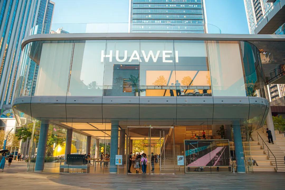 当晚我逛商场路过华为直营店,就看到一男一女在吵架,原因是男子要买