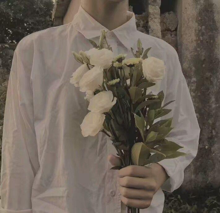 有没有手捧鲜花的男生壁纸啊