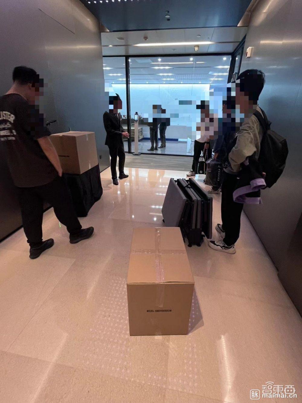 一,在前台宣布解散,当天员工打包走人