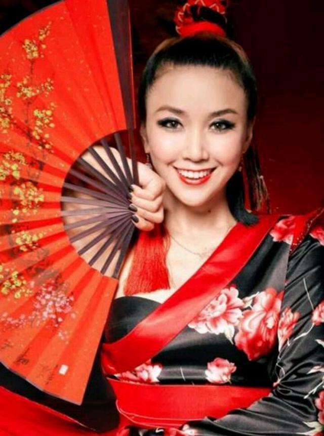 歌手王蓉签约网红白小白为钱自毁明星人设粉丝纷纷表态取关