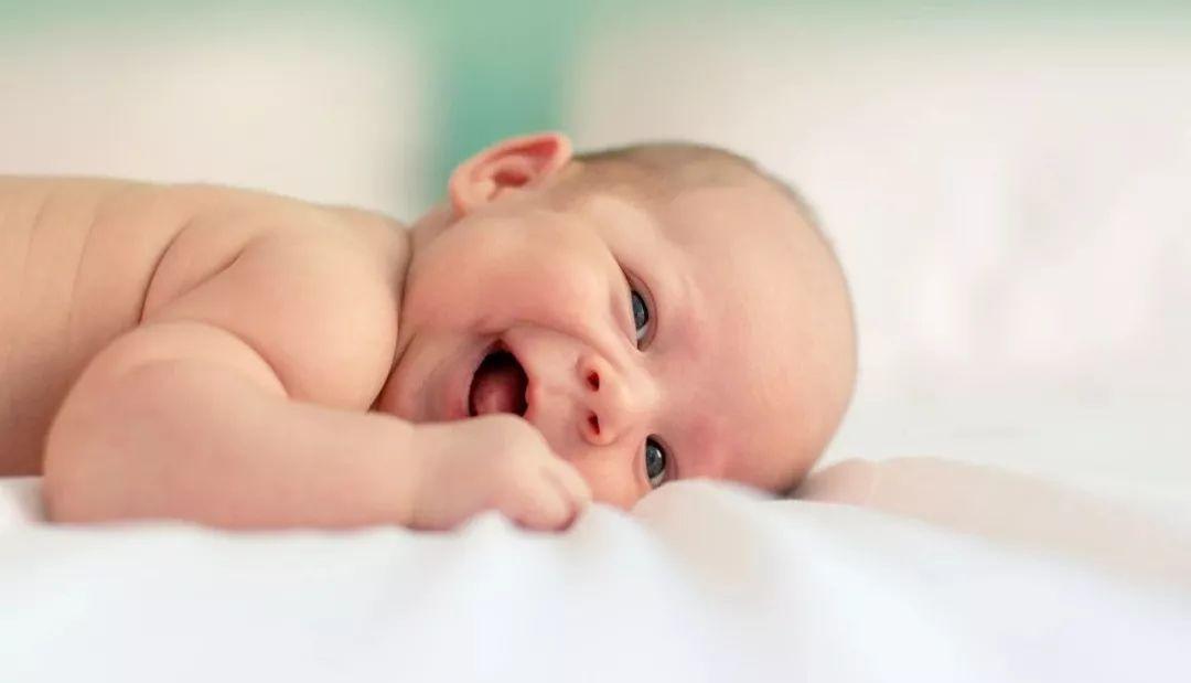 宝宝几个月可以随便睡觉 v2-aa1c3836a0a764a66b956a4538ede8ac_r.jpg