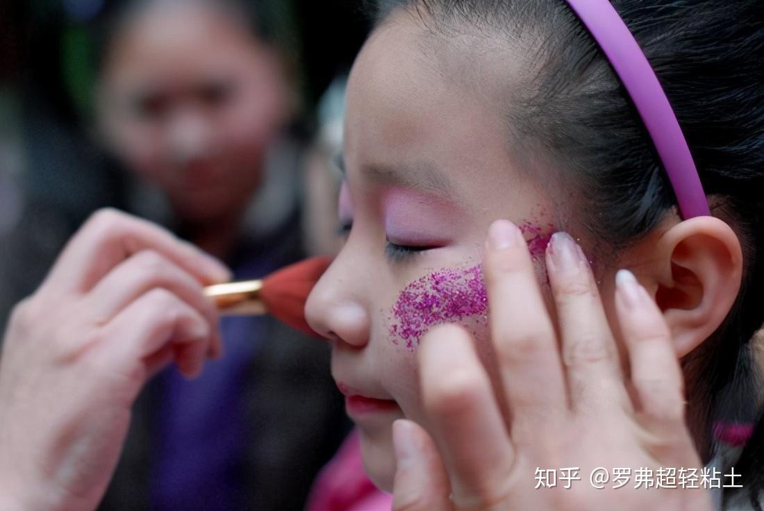 小学生美妆博主爆红网络孩子们上学该化妆吗