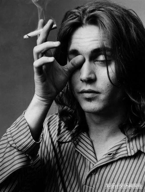 无甚矫饰单纯吸个烟就能帅你一脸的正面照国外的就是约翰尼·德普啦