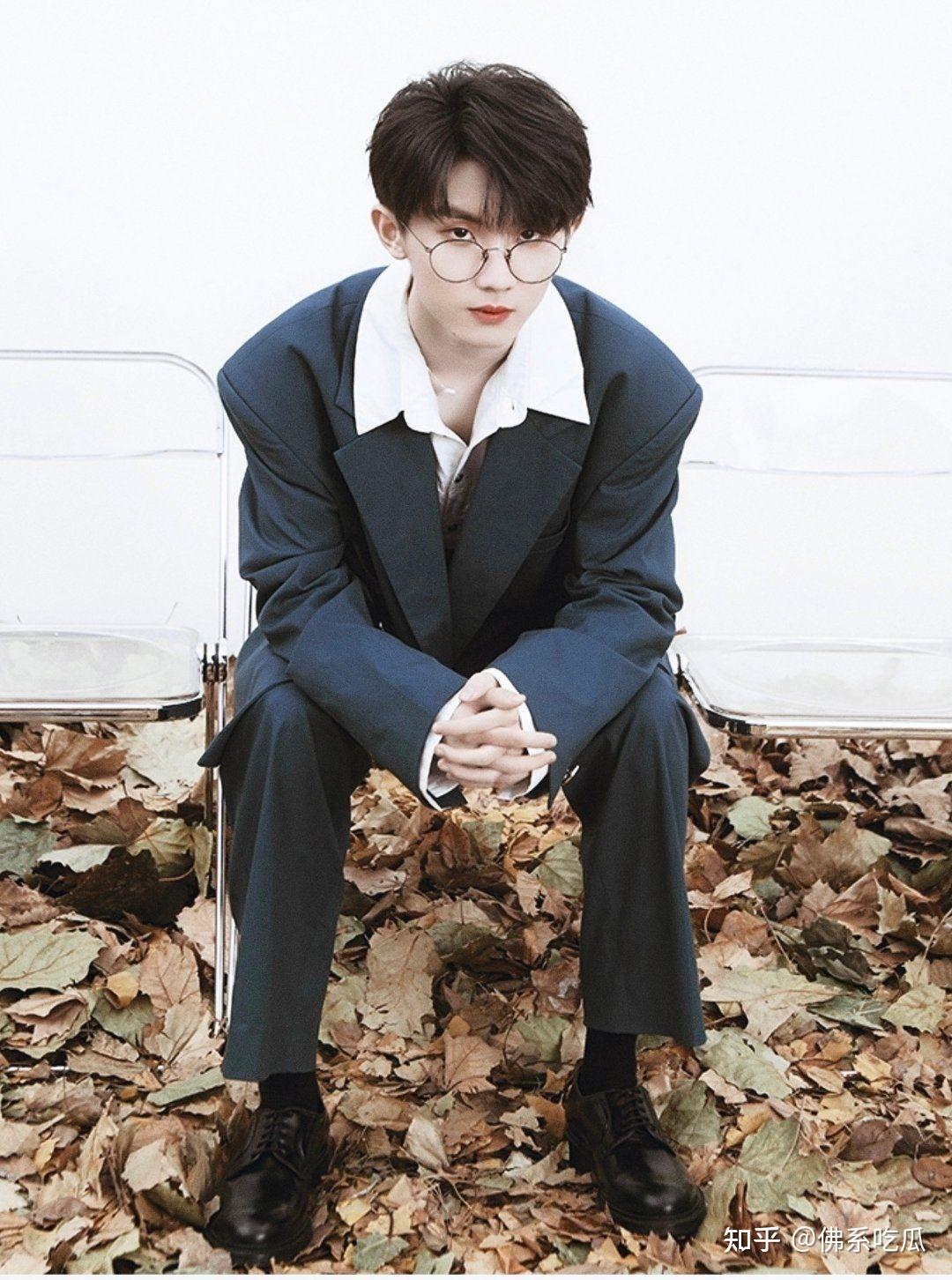 谁有马嘉祺戴眼镜的照片,想要收集?