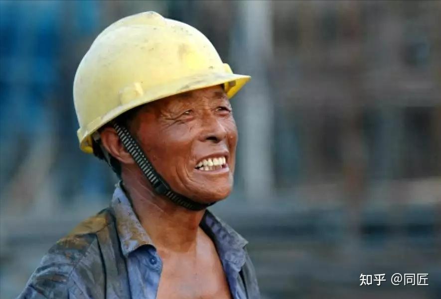 建筑工地上最后的老人他60岁被清退后每月花500住8㎡出租屋