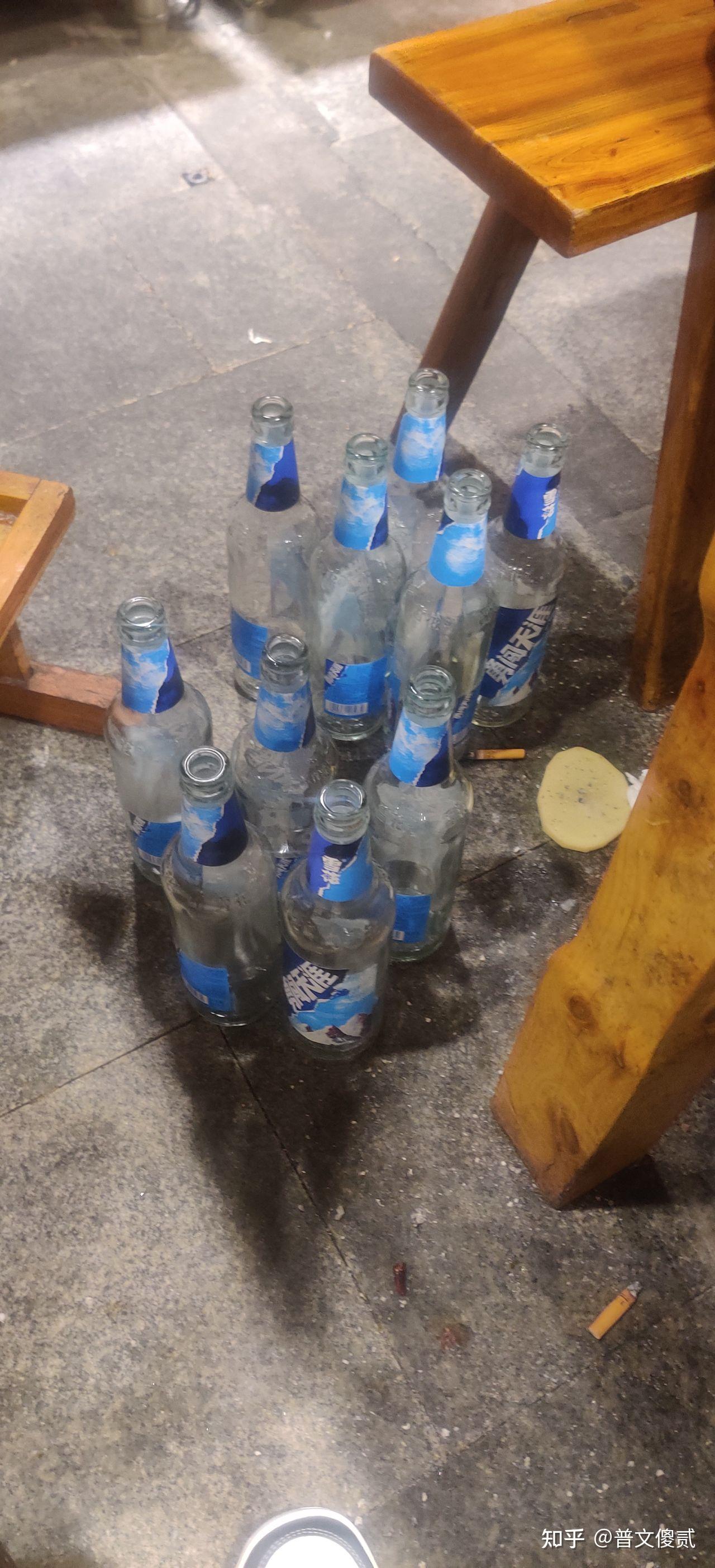 一个小时内干喝了一瓶500ml的啤酒,感觉有点晕,但其他都正常,算酒量很