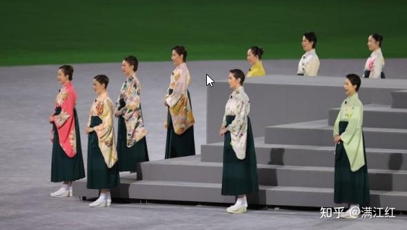 宝冢歌剧团齐唱国歌《君之代》