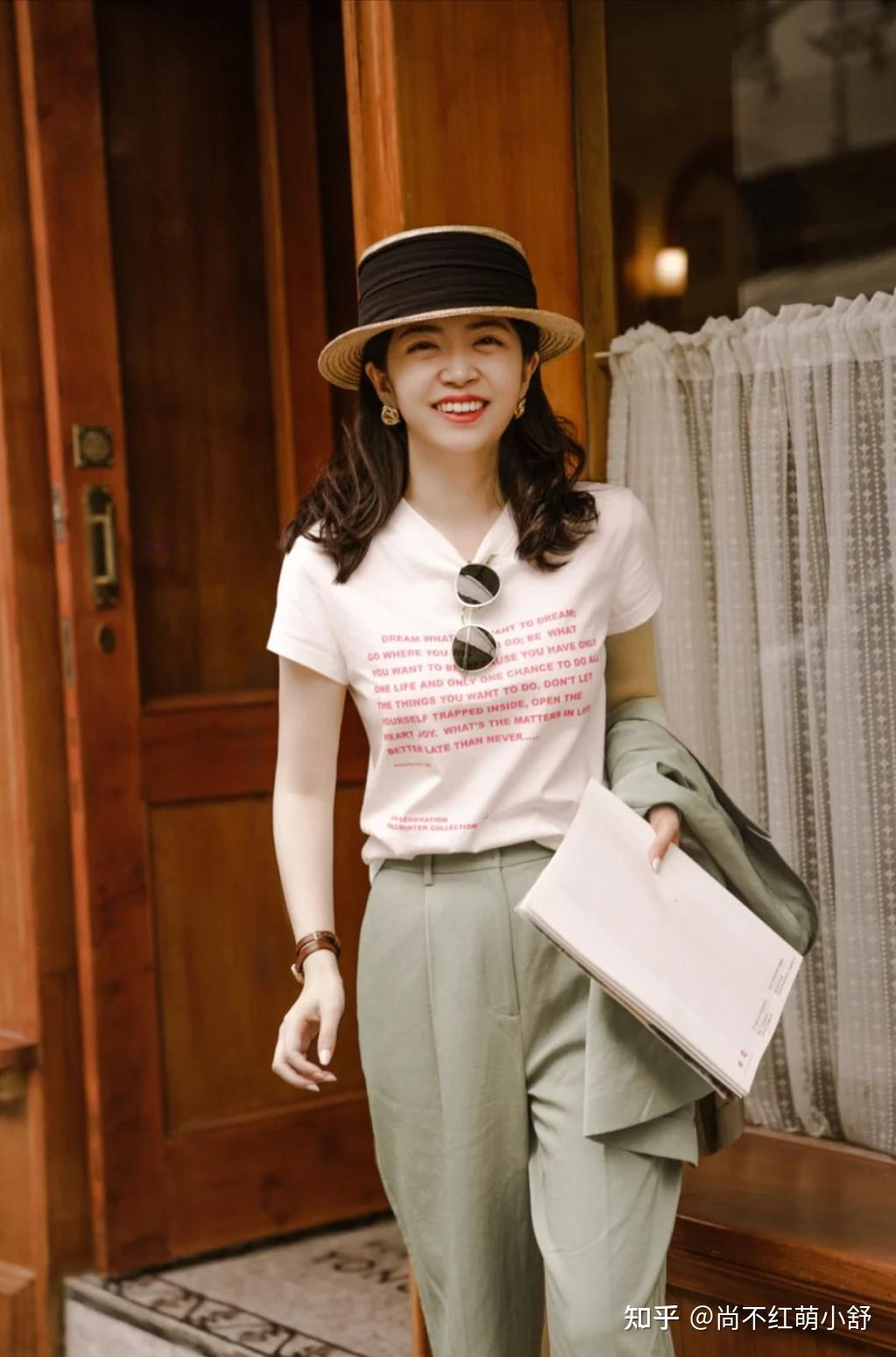 杨幂时髦感藏不住穿t恤就选白色果然还是这样搭配更高级