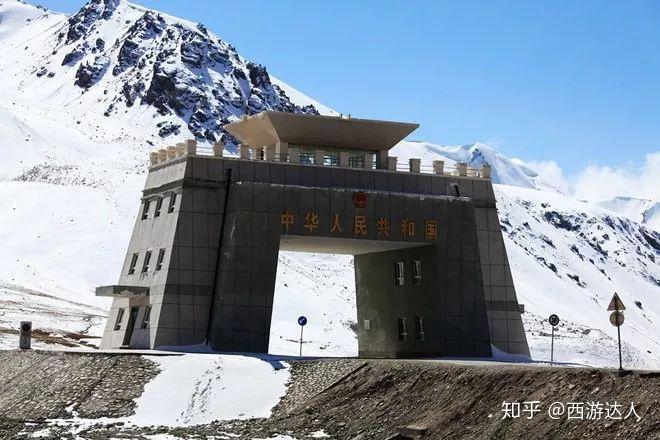 一个中巴边境线上的小镇