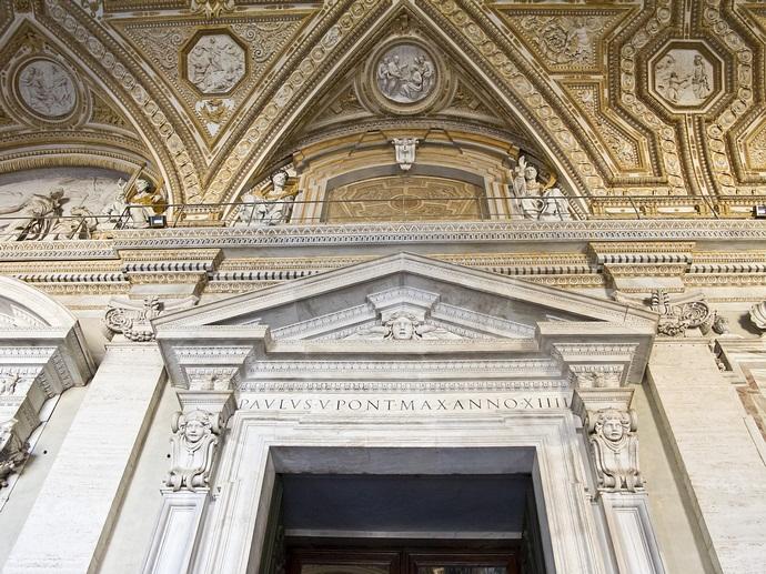 梵蒂冈圣彼得广场圣彼得大教堂外立面雕塑五扇大门多图欣赏