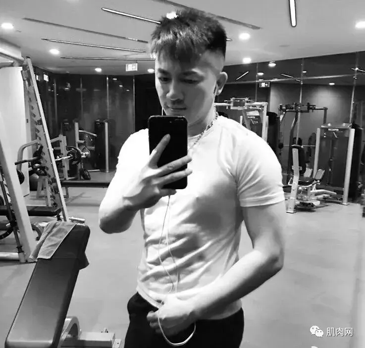 46岁苏有朋玩命健身网友们一个个笑到发疯