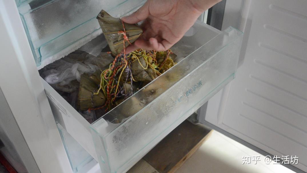 放在冰箱里冷藏超过3天就会变质,所以粽子不能直接放在冰箱内冷藏保存