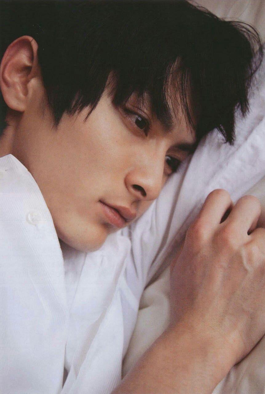 如何评价日本演员高良健吾? - 知乎